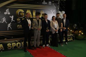 Laureaci pozują do zdjęcia (38)