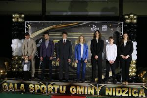 Laureaci pozują do zdjęcia