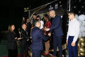 Laureaci przyjmują gratulacje (2)