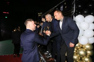 Laureaci przyjmują gratulacje (4)