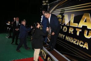 Laureaci przyjmują gratulacje (5)