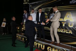 Laureaci przyjmują gratulacje (6)