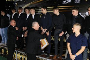 Laureaci przyjmują gratulacje (7)