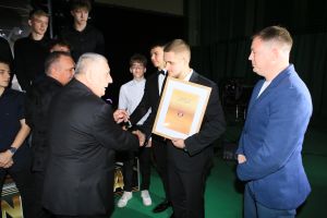 Laureaci przyjmują gratulacje (8)