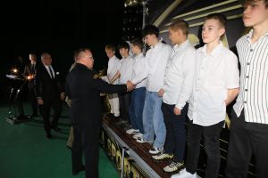 Laureaci przyjmują gratulacje (9)