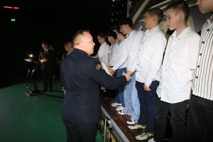 Laureaci przyjmują gratulacje (10)