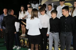 Laureaci przyjmują gratulacje (11)