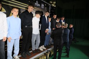 Laureaci przyjmują gratulacje (12)