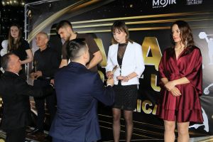 Laureaci przyjmują gratulacje