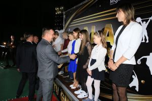 Laureaci przyjmują podziękowania (2)