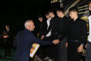 Laureaci przyjmują podziękowania (4)