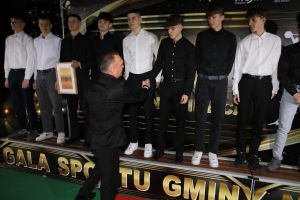 Laureaci przyjmują podziękowania (6)