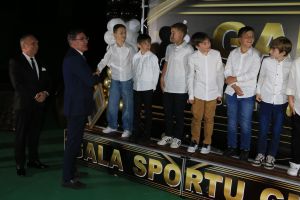 Laureaci przyjmują podziękowania (7)