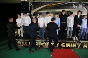 Laureaci przyjmują podziękowania (9)