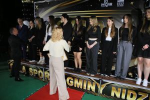 Laureaci przyjmują podziękowania (10)