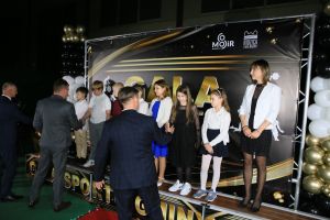 Laureaci przyjmują podziękowania