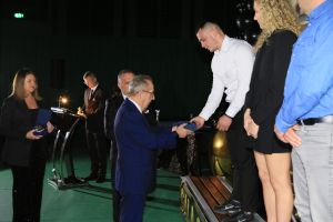 Laureaci przyjmują statuetki (2)