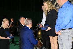 Laureaci przyjmują statuetki (3)