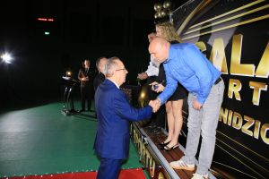 Laureaci przyjmują statuetki (4)