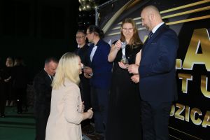 Laureaci przyjmują statuetki