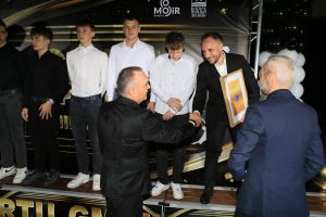 Laureaci przymują gratulacje