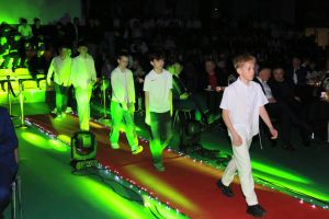 Laureaci wchodzą na scenę (2)