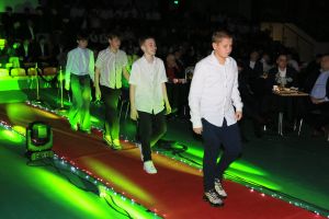 Laureaci wchodzą na scenę (3)