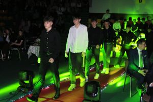 Laureaci wchodzą na scenę (4)