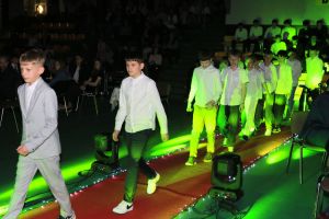 Laureaci wchodzą na scenę (5)