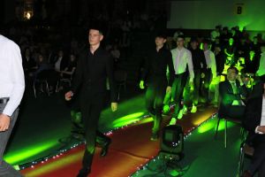 Laureaci wchodzą na scenę (6)