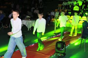 Laureaci wchodzą na scenę (8)