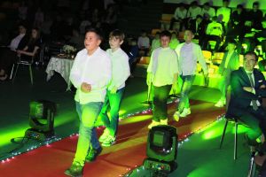 Laureaci wchodzą na scenę (9)