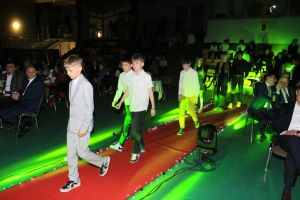 Laureaci wchodzą na scenę (10)