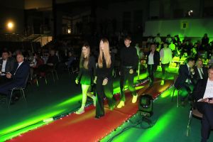 Laureaci wchodzą na scenę (11)