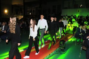 Laureaci wchodzą na scenę (12)