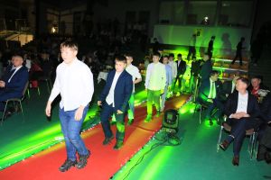 Laureaci wchodzą na scenę (13)