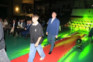 Laureaci wchodzą na scenę (15)