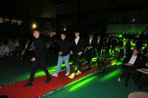 Laureaci wchodzą na scenę