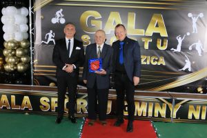 Laureat pozuje do zdjęcia