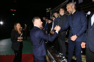 Laureat przyjmuje gratulacje (2)