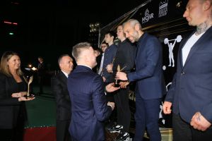 Laureat przyjmuje gratulacje (3)