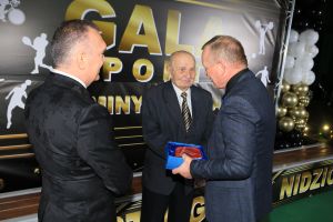 Laureat przyjmuje gratulacje (4)