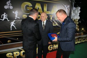 Laureat przyjmuje gratulacje (5)