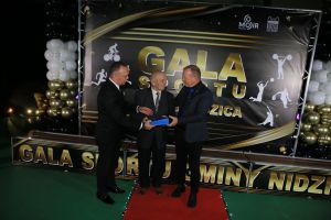 Laureat przyjmuje gratulacje (6)