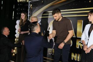 Laureat przyjmuje gratulacje