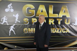 Laureat stoi na scenie