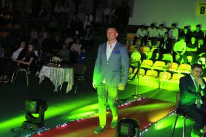 Laureat wchodzi na scenę (2)