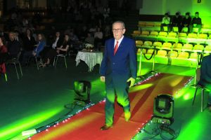 Laureat wchodzi na scenę (3)