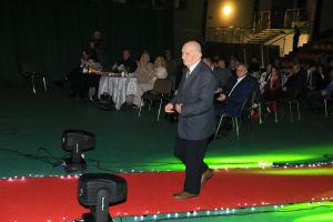 Laureat wchodzi na scenę (4)