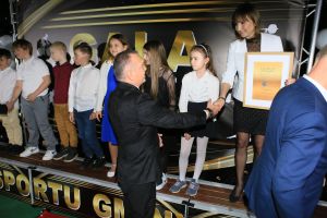 Laureatka przyjmuje podziękowania